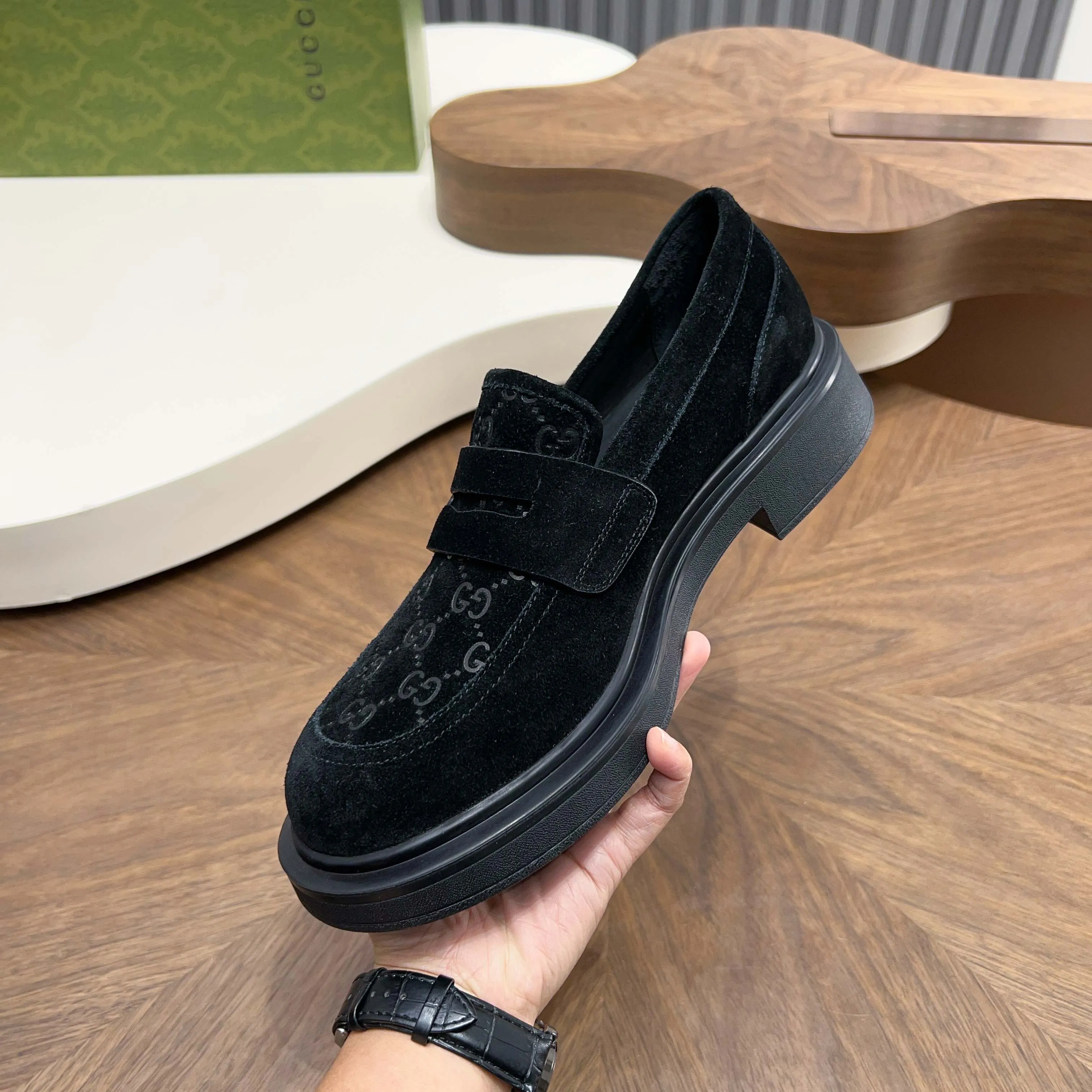 💰780 Gucci/Gucci new men’s lace-up shoes with GG details, matte cow leather derby shoes! The design of this men's lace-up shoe is rooted in the brand's heritage. Crafted from premium waxed cow leather, it is embellished with GG printed embossed suede leather details, a nod to Gucci's iconic monogram. The rubber sole decorated with GG pattern adds a touch of modern fashion to this design. Typical three-joint style design. European and American classic version, full calfskin lining. The overall upper texture is soft and the lining is comfortable and breathable. 2CM thickened soft rubber sole, easy to control. Versatile and stylish upper foot, multiple colors available to meet different matching needs, complete package! Size: 39-40-41-42-43-44 leather shoe size (38.45.46 can be customized)